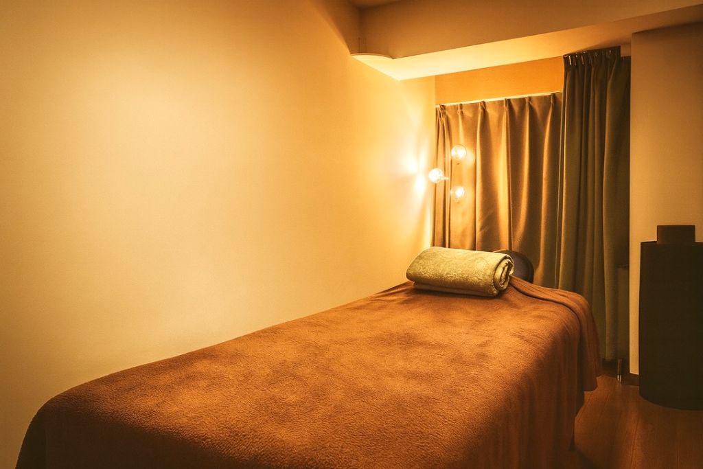 落ち着いたサロンの施術室